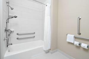 DoubleTree Suites by Hilton Charlotte/SouthPark的一间浴室