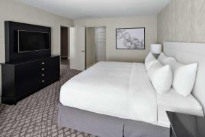 DoubleTree Suites by Hilton Charlotte/SouthPark客房内的一张或多张床位