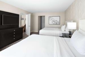 DoubleTree Suites by Hilton Charlotte/SouthPark客房内的一张或多张床位