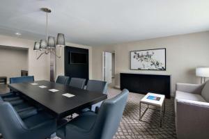 DoubleTree Suites by Hilton Charlotte/SouthPark的休息区