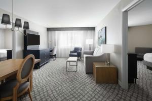 DoubleTree Suites by Hilton Charlotte/SouthPark的电视和/或娱乐中心