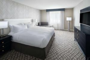 DoubleTree Suites by Hilton Charlotte/SouthPark客房内的一张或多张床位