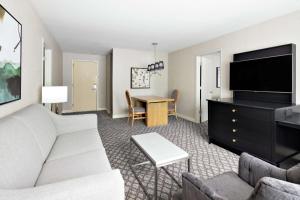 DoubleTree Suites by Hilton Charlotte/SouthPark的电视和/或娱乐中心