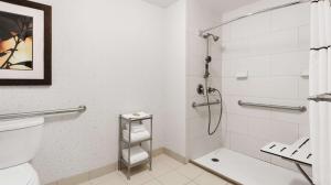 DoubleTree Suites by Hilton Charlotte/SouthPark的一间浴室