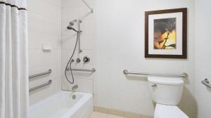 DoubleTree Suites by Hilton Charlotte/SouthPark的一间浴室