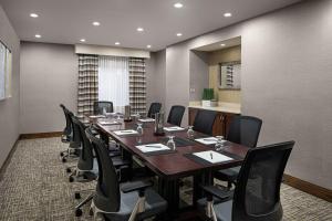 DoubleTree Suites by Hilton Charlotte/SouthPark商务区和/或会议室
