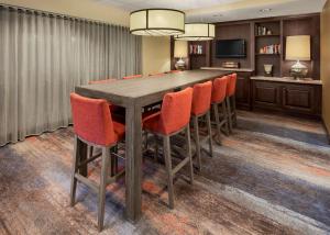 une salle de conférence avec une table en bois et des chaises orange dans l'établissement Hampton Inn & Suites Alexandria Old Town Area South, à Alexandria