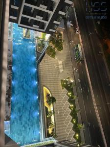 - une vue sur la piscine située dans un bâtiment dans l'établissement The Emerald Golf View, à Thuan An