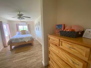 1 dormitorio con vestidor y 1 cama. en Coral Cottage of Prospect en Kingstown