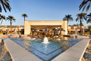 una estatua de caballos en una fuente frente a un edificio en DoubleTree by Hilton Paradise Valley Resort Scottsdale, en Scottsdale