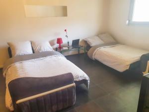 En eller flere senge i et værelse på Paisible et Spacieux Appartement au calme proche métro limitrophe de Lyon