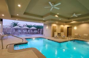 a large swimming pool in a hotel at Hilton Garden Inn Covington/Mandeville in Covington