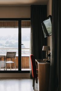 Televízia a/alebo spoločenská miestnosť v ubytovaní Hotel K10 + 37 fotografií