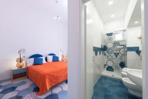 una camera con letto e un bagno con lavandino di Hotel Villa Sirena a Ischia
