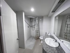 Ein Badezimmer in der Unterkunft Srivichai Hotel