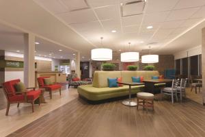 Home2Suites Pittsburgh Cranberry的休息区