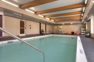 蔓越莓乡Home2Suites Pittsburgh Cranberry的游泳池,位于酒店带游泳池的房间内