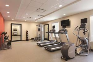 Home2Suites Pittsburgh Cranberry的健身中心和/或健身设施