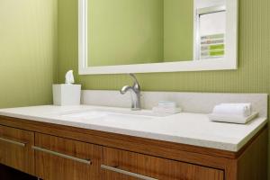 Home2Suites Pittsburgh Cranberry客房内的一张或多张床位