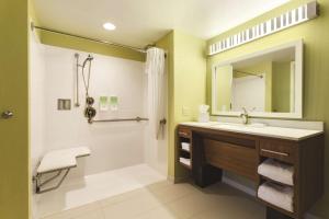 Home2Suites Pittsburgh Cranberry的一间浴室