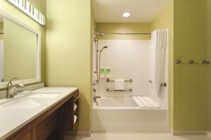 Home2Suites Pittsburgh Cranberry的一间浴室