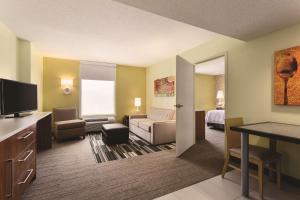 Home2Suites Pittsburgh Cranberry的电视和/或娱乐中心