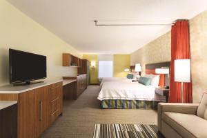 Home2Suites Pittsburgh Cranberry的电视和/或娱乐中心