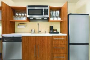 Home2Suites Pittsburgh Cranberry的厨房或小厨房