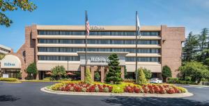 ein Bürogebäude mit amerikanischer Flagge davor in der Unterkunft Hilton Washington DC/Rockville Hotel & Executive Meeting Center in Rockville