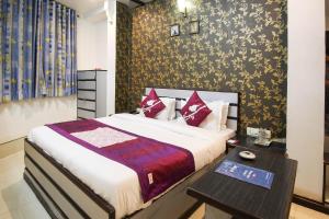 1 dormitorio con 1 cama grande y 1 mesa en Hotel Liberty en Ahmedabad