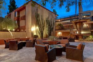 um pátio com cadeiras e mesas em frente a um prédio em DoubleTree by Hilton Phoenix- Tempe em Tempe