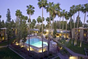 una vista aérea de un complejo con piscina y palmeras en DoubleTree by Hilton Phoenix- Tempe, en Tempe