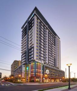 un edificio alto en una calle de la ciudad al anochecer en Home2 Suites By Hilton Ft. Lauderdale Downtown, Fl en Fort Lauderdale