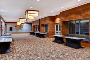 una fila de bancos en una habitación grande en DoubleTree by Hilton Phoenix- Tempe, en Tempe