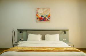 Ένα ή περισσότερα κρεβάτια σε δωμάτιο στο Safeer International Hotel By Brothers International