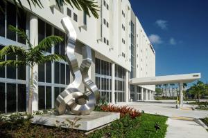 une grande sculpture métallique devant un bâtiment dans l'établissement DoubleTree by Hilton Miami Doral, à Miami