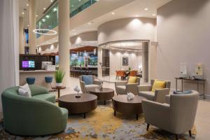 Posezení v ubytování DoubleTree by Hilton Miami Doral
