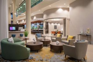 um átrio com sofás, cadeiras e mesas em DoubleTree by Hilton Miami Doral em Miami