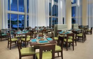 DoubleTree by Hilton Miami Doral餐厅或其他用餐的地方