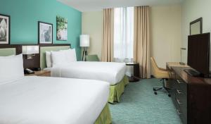 DoubleTree by Hilton Miami Doral客房内的一张或多张床位