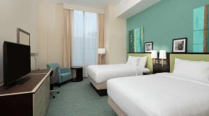DoubleTree by Hilton Miami Doral客房内的一张或多张床位