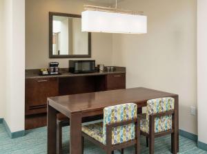 DoubleTree by Hilton Miami Doral的厨房或小厨房