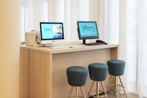 DoubleTree by Hilton Miami Doral的电视和/或娱乐中心