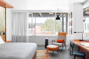 Canopy By Hilton Tempe Downtown客房内的一张或多张床位
