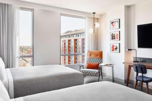Canopy By Hilton Tempe Downtown客房内的一张或多张床位