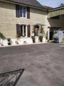 una casa con una entrada para autos en frente de ella en A la maison du Bonheur, en Lanty-sur-Aube