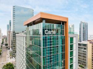 圣地亚哥Carte Hotel San Diego Downtown, Curio Collection By Hilton的上面有办公标志的建筑物