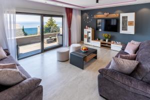 Posezení v ubytování Luxury Apartment Lorena - Private Heated Pool -