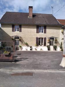una gran casa de ladrillo con aparcamiento en A la maison du Bonheur, en Lanty-sur-Aube