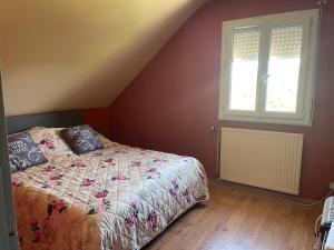 Un pat sau paturi într-o cameră la Chambres d hôtes